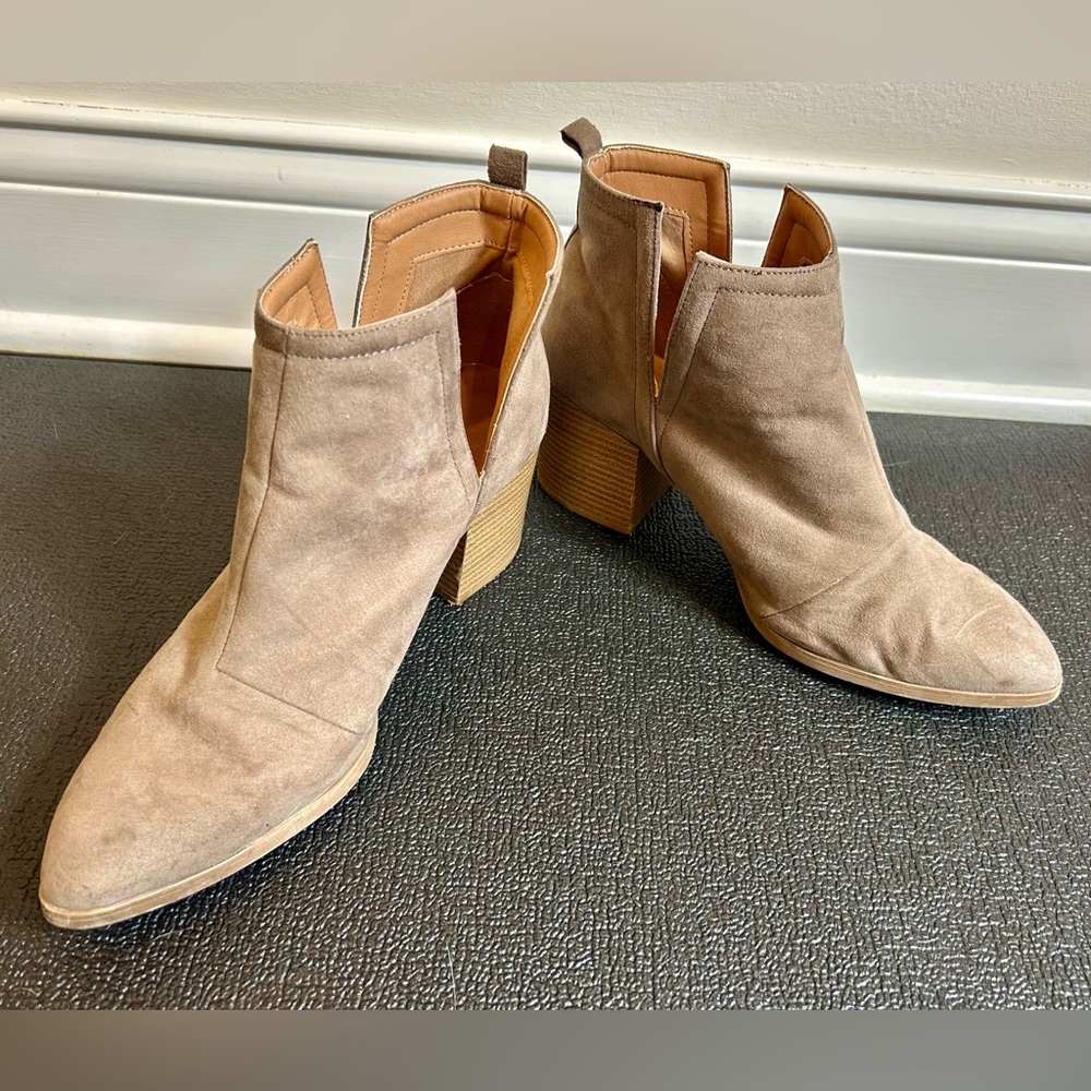 Qupid Taupe Suede Ankle Booties Block Heel Size 10, Great Condition
